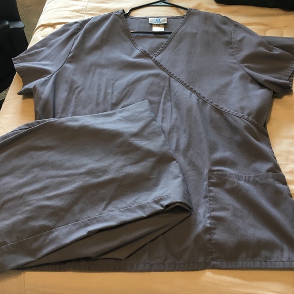 Women’s scrubs xlarge top large bottoms